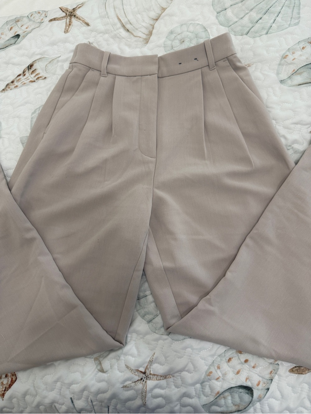 Abercrombie & Fitch Pleated High-Waist Wide-Leg Trousers - Taupe - Picture 2 of 4
